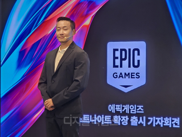 박성철 에픽게임즈 코리아 대표가 11일 안다즈 서울 호텔에서 열린 '포트나이트 확장 출시' 기자간담회에서 콘텐츠 업데이트 로드맵을 공개했다. 김영욱 기자